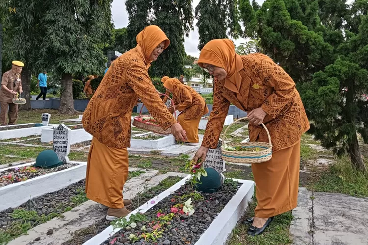 penuh-haru!-piveri-banyuwangi-tabur-bunga-di-makam-pahlawan,-kenang-cinta-dan-pengorbanan