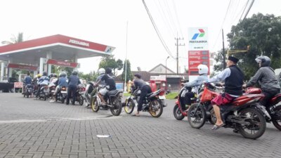 jember-krisis-pertalite?-pom-bensin-di-banyuwangi-diserbu-tengkulak!