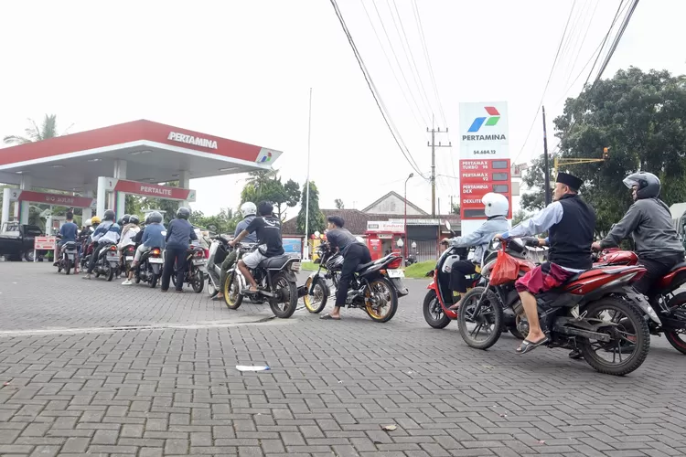 jember-krisis-pertalite?-pom-bensin-di-banyuwangi-diserbu-tengkulak!