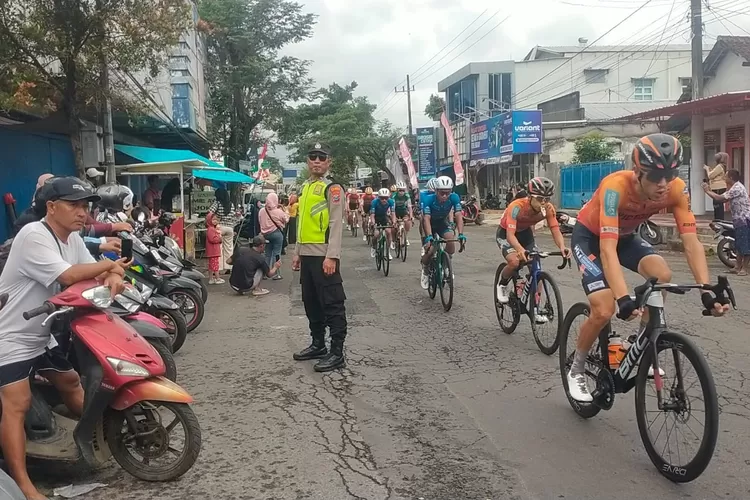 ratusan-personel-dikerahkan-untuk-amankan-etape-2-tour-de-banyuwangi-ijen-2025