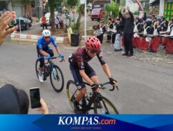 Gendong Piano 3 Kg, Siswa Semangat Sambut Pebalap Tour de Banyuwangi Ijen