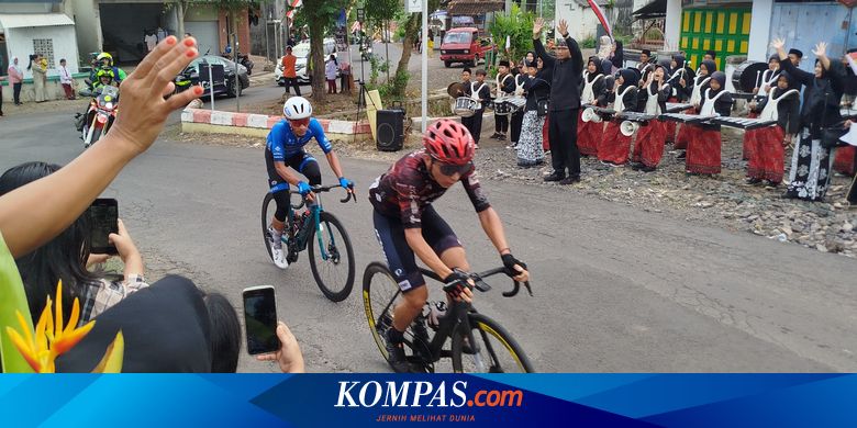 gendong-piano-3-kg,-siswa-semangat-sambut-pebalap-tour-de-banyuwangi-ijen