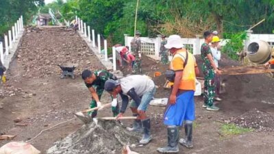 jalan-terjal-tak-halangi-semangat!-tni-dan-warga-kesilir-kebut-bangun-jembatan-penghubung