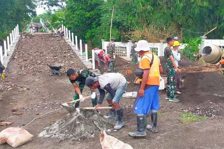 jalan-terjal-tak-halangi-semangat!-tni-dan-warga-kesilir-kebut-bangun-jembatan-penghubung