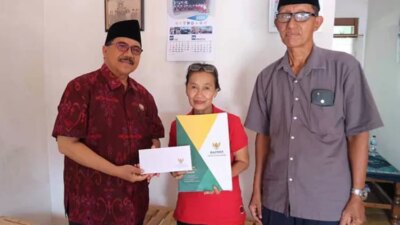 tak-pandang-agama,-baznas-banyuwangi-bantu-janda-penjual-lontong-yang-dirawat-di-surabaya