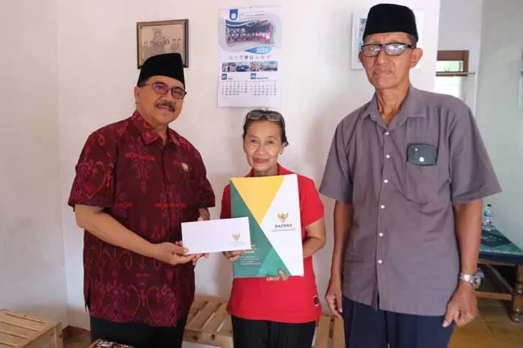 tak-pandang-agama,-baznas-banyuwangi-bantu-janda-penjual-lontong-yang-dirawat-di-surabaya