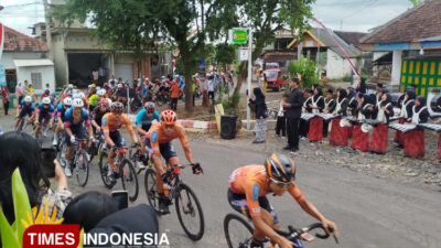 atmosfer-banyuwangi-curi-perhatian-pembalap-dunia-di-tour-de-banyuwangi-ijen-2025-–-times-banyuwangi