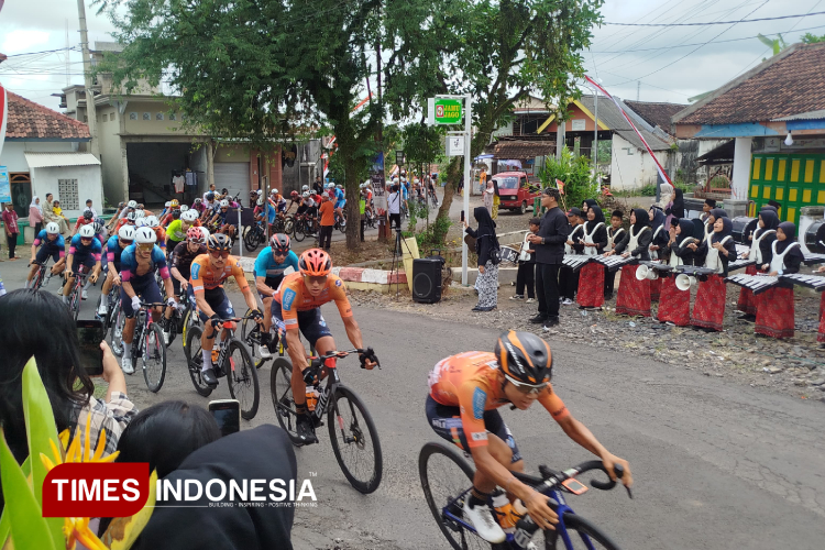 atmosfer-banyuwangi-curi-perhatian-pembalap-dunia-di-tour-de-banyuwangi-ijen-2025-–-times-banyuwangi