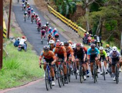 Pimpinan Balapan Silih Berganti, Etape Dua Tour de Banyuwangi Ijen Sajikan Pertarungan Sengit