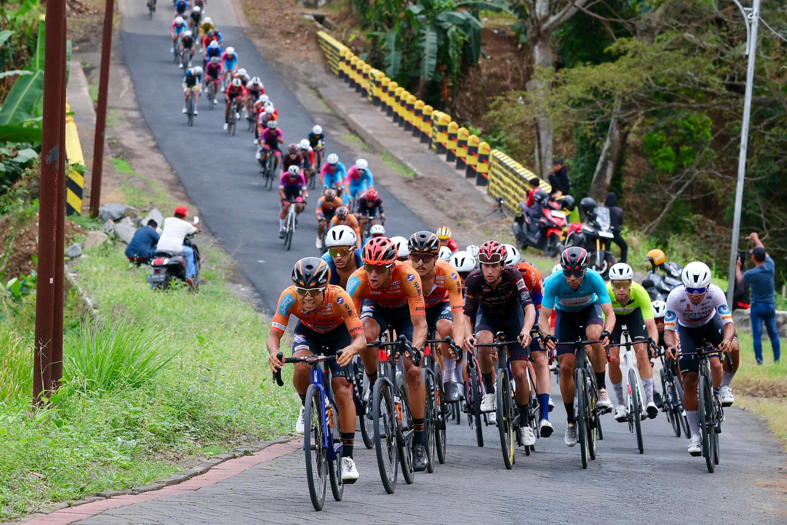 pimpinan-balapan-silih-berganti,-etape-dua-tour-de-banyuwangi-ijen-sajikan-pertarungan-sengit