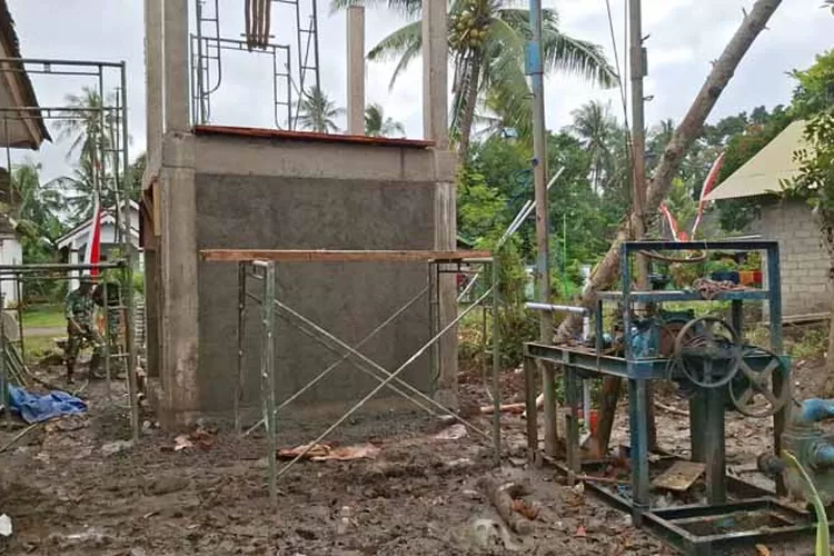 dibangunkan-sumur-bor,-kepala-desa-kesilir-beri-acungan-jempol-tni:-mimpi-itu-jadi-kenyataan-sekarang!