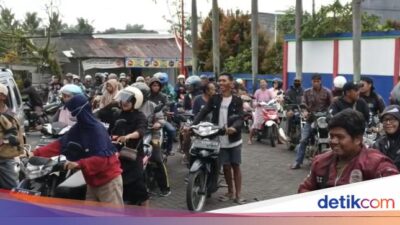 warga-jember-borong-bbm-di-banyuwangi,-8-spbu-kehabisan-stok