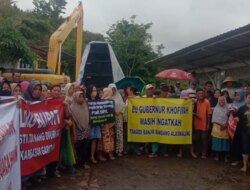 Warga Alasmalang Demo! Teriakkan Nama Gubernur Khofifah, Desak Perbaikan Jembatan Garit yang Picu Banjir