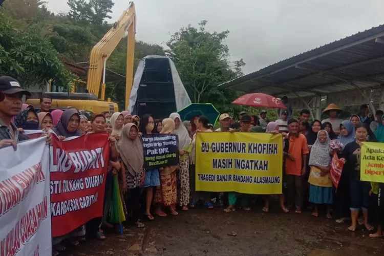 warga-alasmalang-demo!-teriakkan-nama-gubernur-khofifah,-desak-perbaikan-jembatan-garit-yang-picu-banjir
