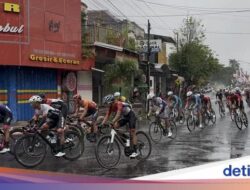 Pembalap Tour de Banyuwangi Ijen Adu Cepat di Tengah Hujan Deras