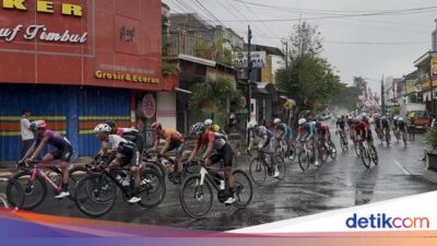 pembalap-tour-de-banyuwangi-ijen-adu-cepat-di-tengah-hujan-deras