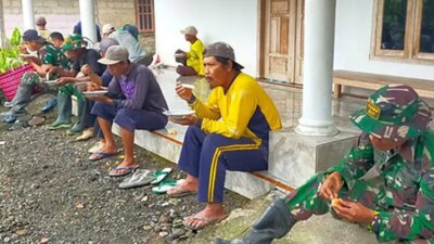 momen-istirahat-yang-mengharukan-di-arena-tmmd,-prajurit-tni-dan-warga-makan-bareng-penuh-bahagia