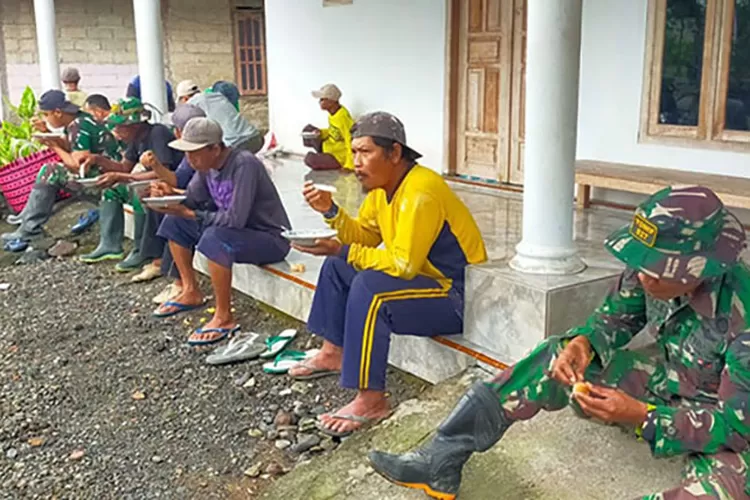 momen-istirahat-yang-mengharukan-di-arena-tmmd,-prajurit-tni-dan-warga-makan-bareng-penuh-bahagia
