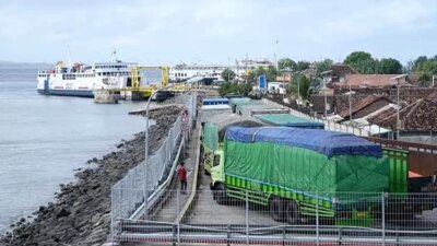sempat-ditutup-akibat-cuaca,-pelabuhan-ketapang-banyuwangi-dibuka-kembali