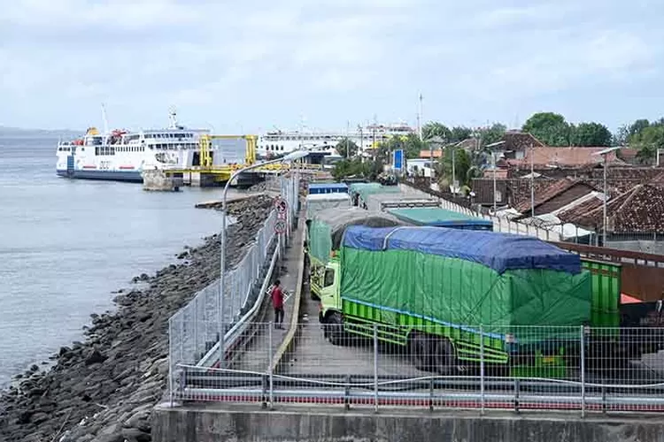 sempat-ditutup-akibat-cuaca,-pelabuhan-ketapang-banyuwangi-dibuka-kembali