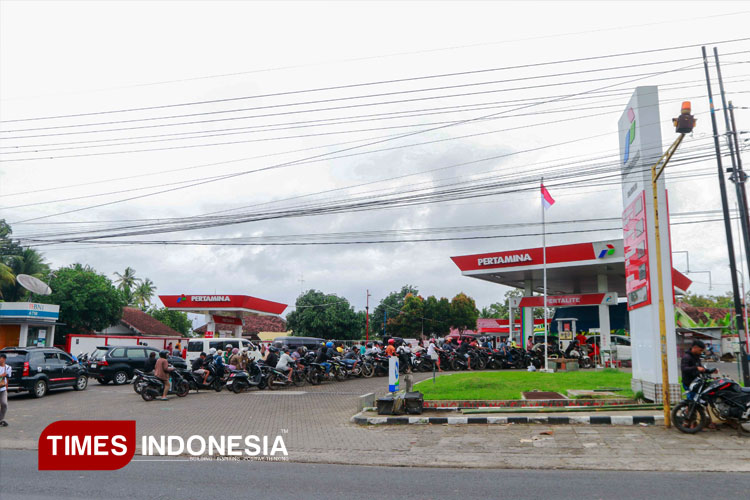 demi-beli-bbm,-warga-jember-harus-rela-antre-di-spbu-banyuwangi-–-times-banyuwangi