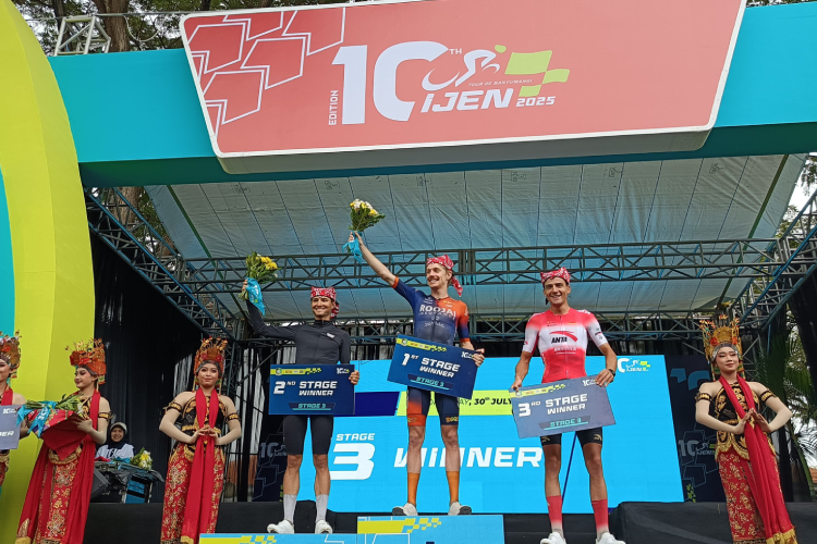 sempat-diguyur-hujan,-etape-3-tour-de-banyuwangi-ijen-2025-berhasil-dimenangkan-pembalap-australia-–-times-banyuwangi