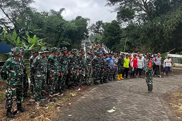 diawali-apel-pagi,-tni-dan-rakyat-minta-kelancaran-dan-keberkahan-kegiatan-tmmd-di-siliragung
