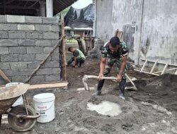 Demi MCK yang Lebih Layak, Prajurit TNI Tak Canggung Ikut Mengaduk Semen di Siliragung