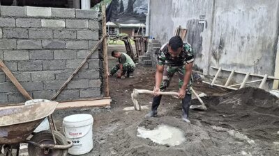 demi-mck-yang-lebih-layak,-prajurit-tni-tak-canggung-ikut-mengaduk-semen-di-siliragung