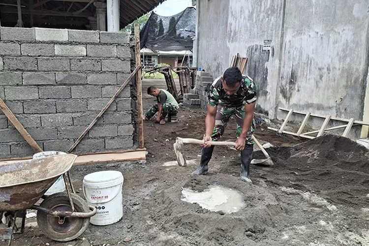 demi-mck-yang-lebih-layak,-prajurit-tni-tak-canggung-ikut-mengaduk-semen-di-siliragung