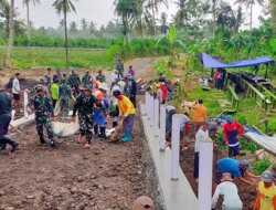 Berbaur Tanpa Sekat! Babinsa Sertu Bambang Darmawan Gerakkan Warga Kesilir Percepat Pembangunan Jembatan Harapan
