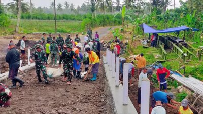 berbaur-tanpa-sekat!-babinsa-sertu-bambang-darmawan-gerakkan-warga-kesilir-percepat-pembangunan-jembatan-harapan