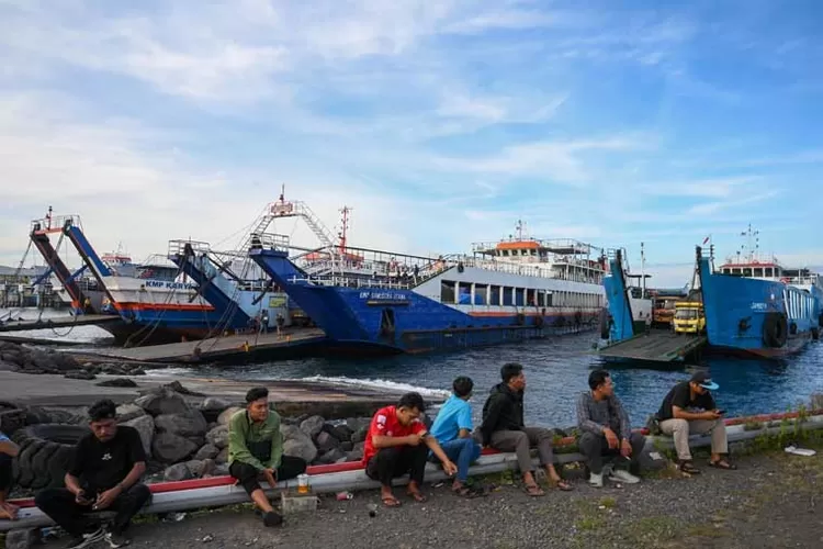 dear-sopir:-pelabuhan-ketapang-banyuwangi-ditutup-sementara-akibat-cuaca-buruk