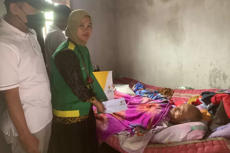 derita-pak-paijan-mengundang-haru!-baznas-banyuwangi-salurkan-bantuan-pengobatan