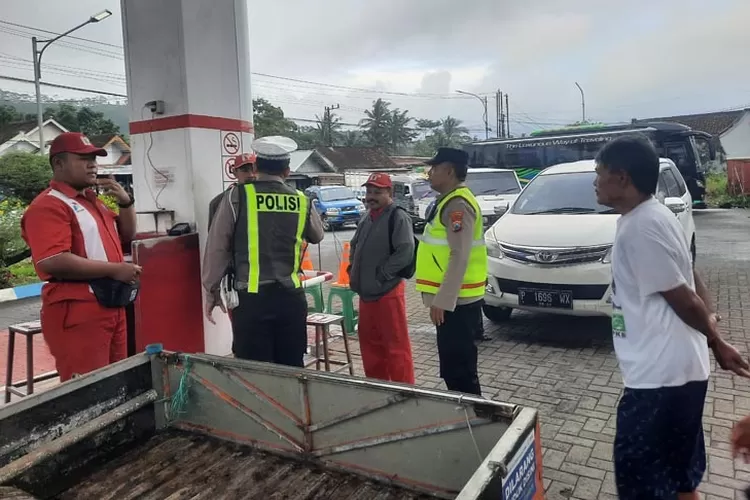 warga-jember-serbu-spbu-banyuwangi!-polisi-turun-tangan-cegah-panic-buying-bbm