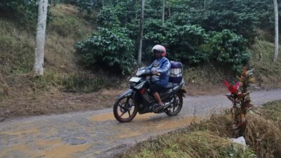 bikin-geleng-geleng,-meski-jiriken-dilarang-tetap-bandel!-warga-jember-kepergok-kulakan-bbm-di-banyuwangi