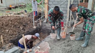 aduk-semen,-angkut-ember,-tni-dan-warga-kompak-bangun-mck-demi-hidup-lebih-sehat