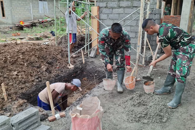 aduk-semen,-angkut-ember,-tni-dan-warga-kompak-bangun-mck-demi-hidup-lebih-sehat