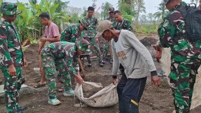 tni,-warga,-dan-relawan-kerja-keras-wujudkan-jembatan-impian.-dandim-joko-sukoyo-beri-acungan-jempol