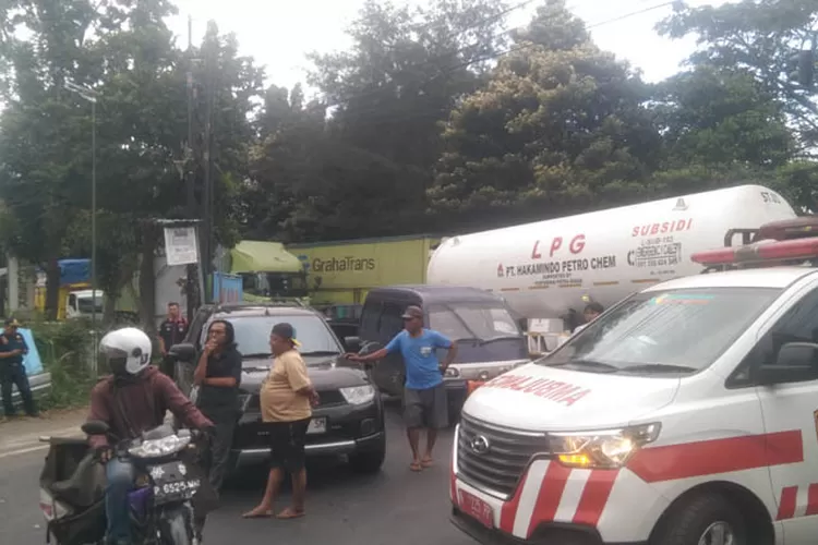 horor-di-jalur-ketapang–wongsorejo:-macet-tak-bergerak-sejak-dini-hari,-truk-mengular-35-km!