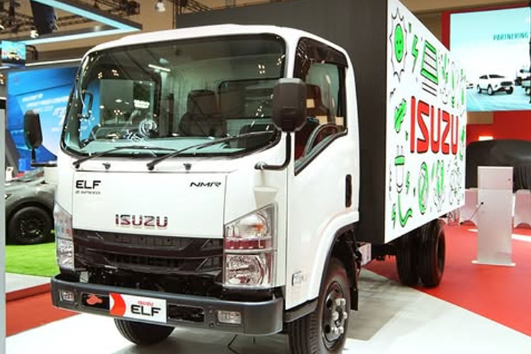 bukti-utilitas-tinggi,-isuzu-lengkapi-elf-nmr-dengan-panel-led-–-times-banyuwangi