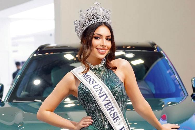 pesona-ratu-clara-shafira,-anggun-berbalut-mahkota-di-tengah-gemerlap-dunia-otomotif-–-times-banyuwangi