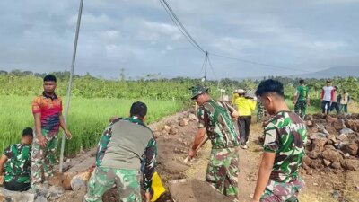 bantu-petani-desa-kesilir,-tni-bangun-saluran-irigasi-lewat-tmmd-ke-125