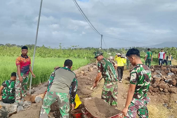 bantu-petani-desa-kesilir,-tni-bangun-saluran-irigasi-lewat-tmmd-ke-125