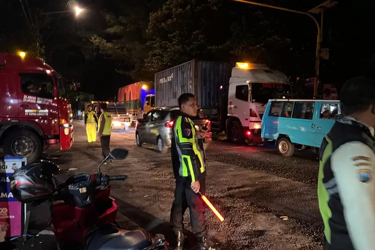 siagakan-seluruh-personel,-kapolresta-banyuwangi-turun-langsung-urai-kemacetan-di-pelabuhan-ketapang