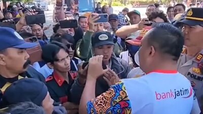 berlanjut-ke-polres-situbondo,-bupati-rio-diduga-hendak-rampas-ponsel-dan-intimidasi-jurnalis-saat-wawancara