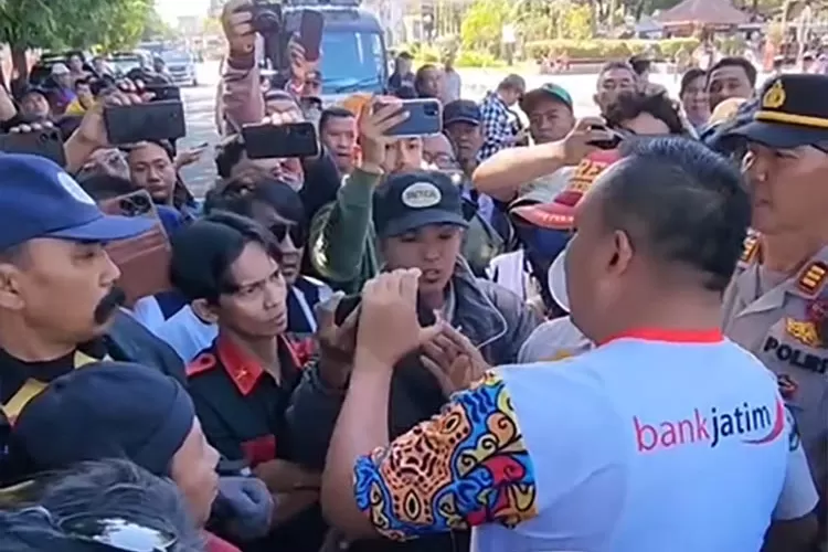 berlanjut-ke-polres-situbondo,-bupati-rio-diduga-hendak-rampas-ponsel-dan-intimidasi-jurnalis-saat-wawancara