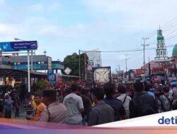 Sopir Truk Blokade Pelabuhan Ketapang Protes Kantong Parkir Tak Layak