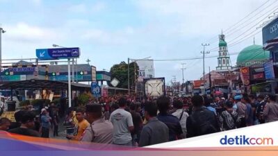 sopir-truk-blokade-pelabuhan-ketapang-protes-kantong-parkir-tak-layak