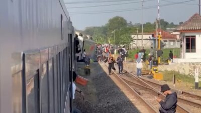 bikin-panik,-11-kereta-api-ini-tertahan-imbas-argo-bromo-anggrek-anjlok-di-subang